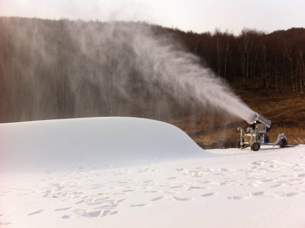 張家口云頂造雪現(xiàn)場.jpg