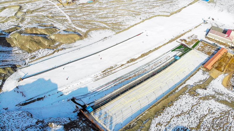 甘肅嘉峪關(guān)懸臂滑雪場(chǎng)